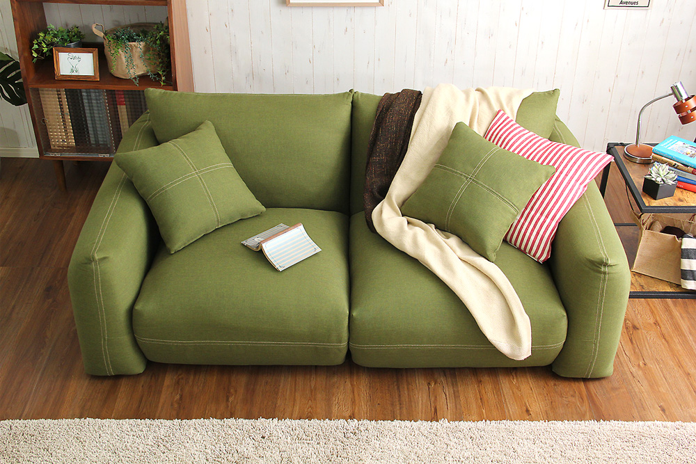 ライトグリーンの2人掛けソファーをご紹介します！