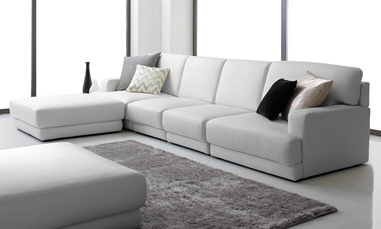 白×レザーのソファで華やかなお部屋に♪おすすめ商品もご紹介!