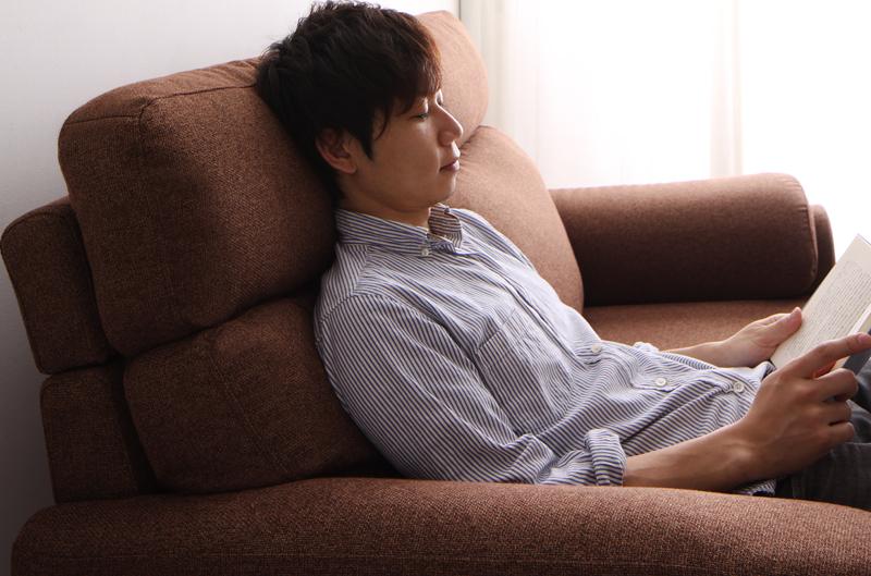 気になるベタベタ感 夏でも快適なソファの選び方