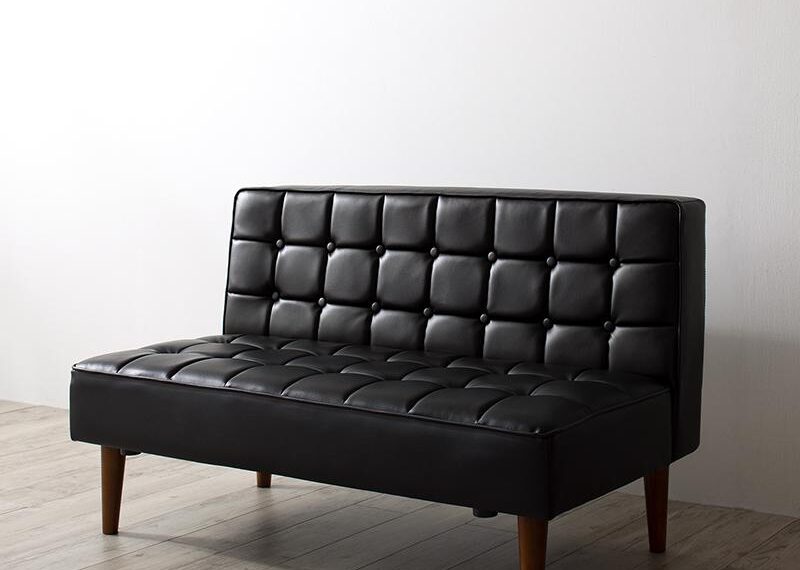 定番の黒で魅せる 黒のソファでおしゃれ空間をコーディネート