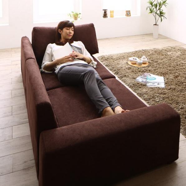 ゆったりとくつろげる2人がけソファー×2台になります。