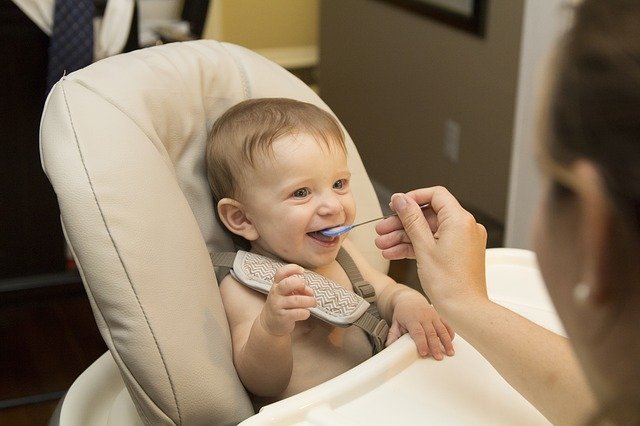 ハイチェアvsローチェア 子供の食事に最適なのは結局どっち