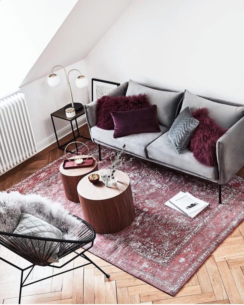 幾何学模様のピンクラグ 廊下敷き、ソファーベッド足下につかえます