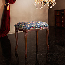 華やかで重厚感のある本場イタリアのクラシック家具 フットスツールの