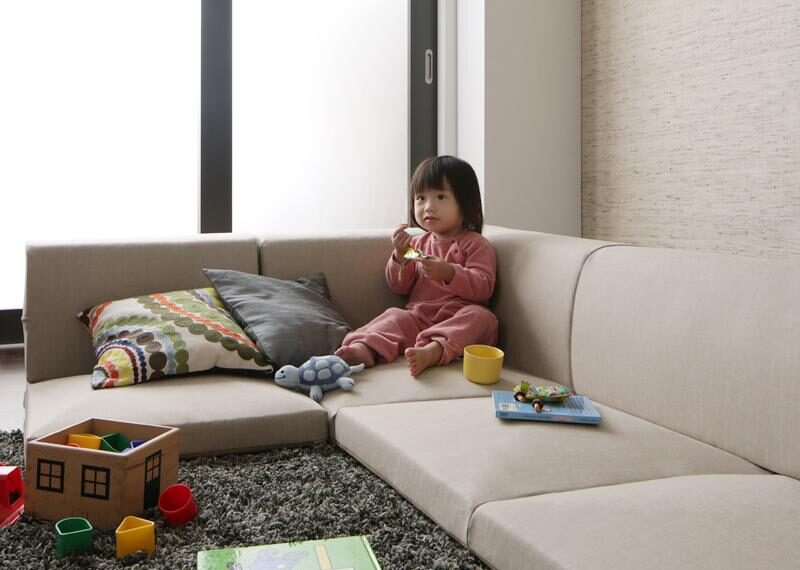 赤ちゃんのいる家庭のソファ対策って？ケガを防止するコツを伝授
